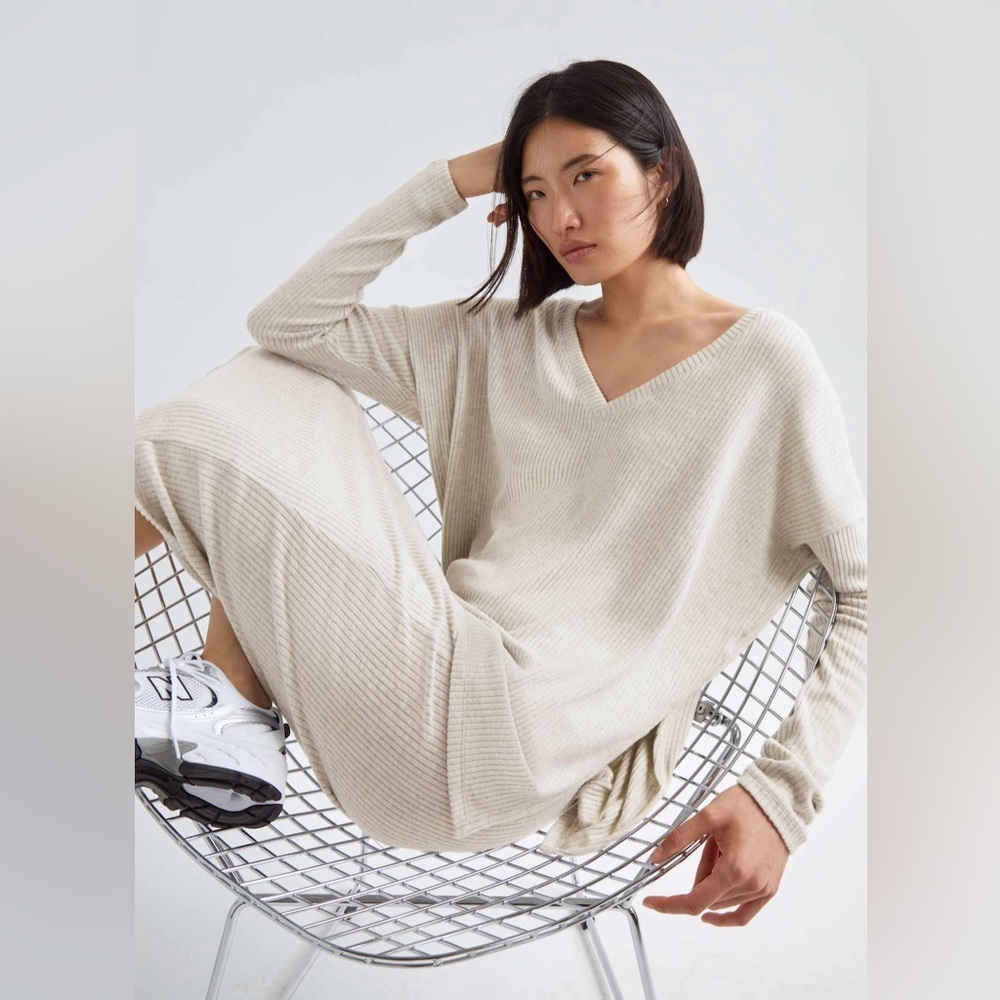 Aritzia The Group Babaton Beige Tan V-Neck Ribbed Light Sweater Shirt Size Large